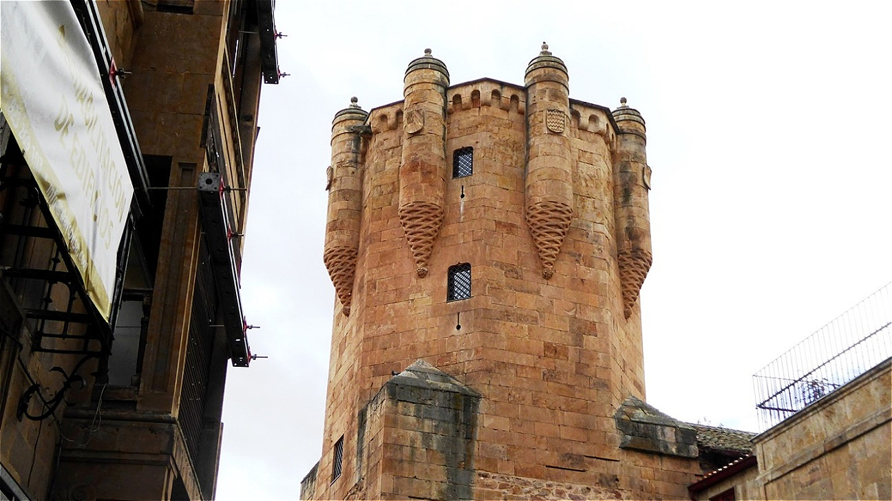 Gotischer Turm aus dem 15. Jahrhundert. Vorerst mit quadratischem Grundriss errichtet nahm er im Laufe der Zeit durch zahlreiche Veränderungen eine achteckige Form an. Seine acht Ecken sind mit kleinen Türmen ausgestattet. Sehenswert sind auch die Wappen, die kleinen Bogen und die Gesimse.