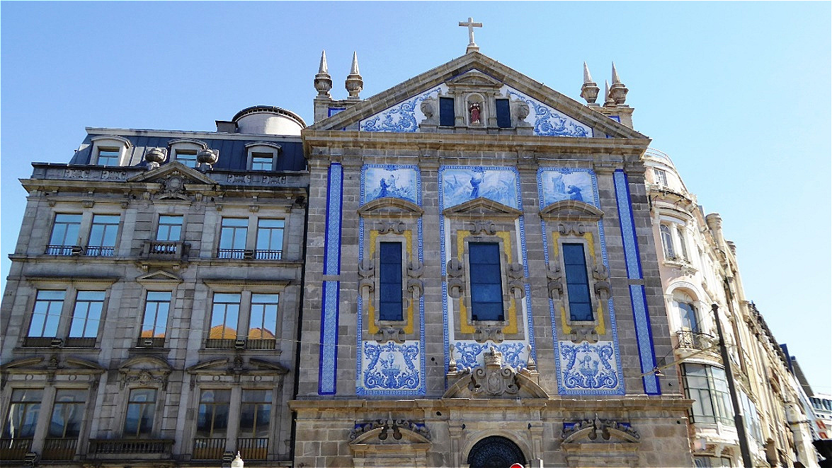 Kirchenfassade mit Azulejos