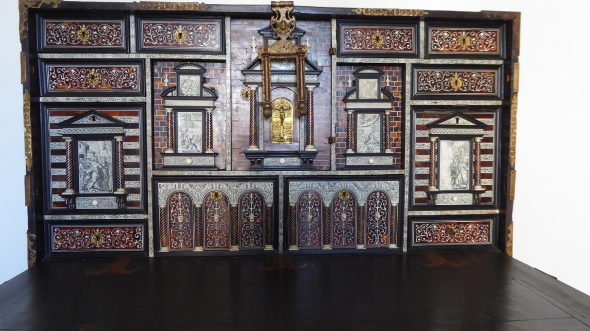 Kostbarer Wandschrank