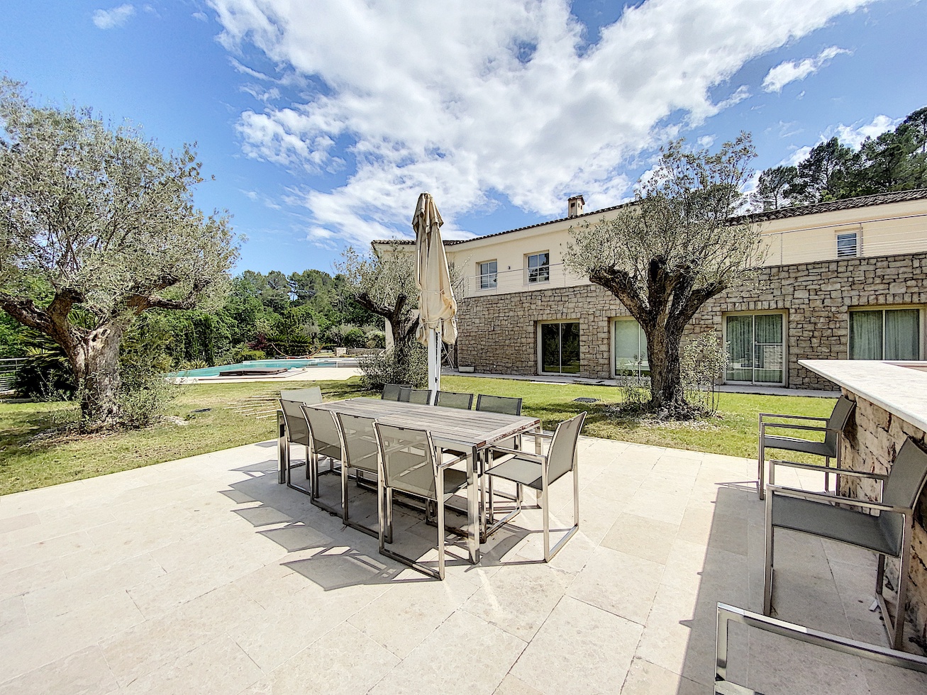 https://0501.nccdn.net/4_2/000/000/046/6ea/Terre-Blanche-property-SH21.jpg