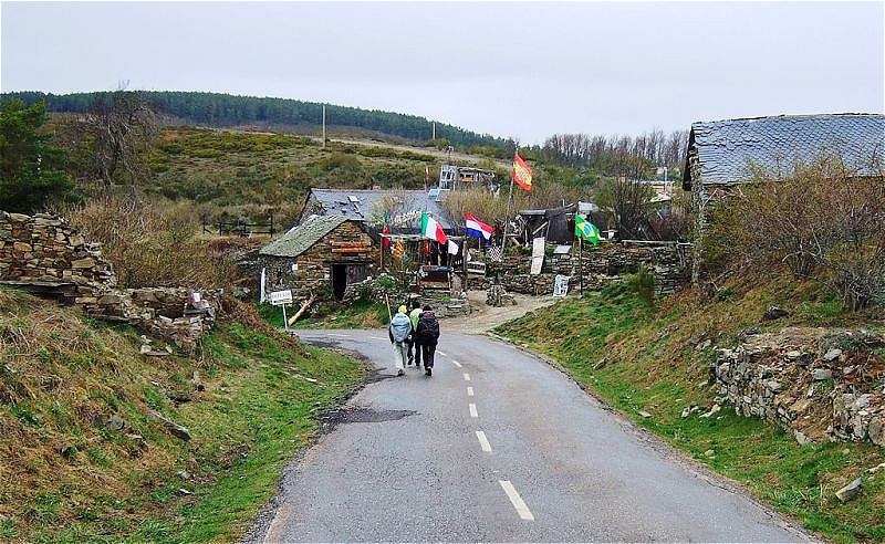 Das Dorf Manjarin ist erreicht -
Herberge zwischen den Überresten des verfallenen Bergdorfes