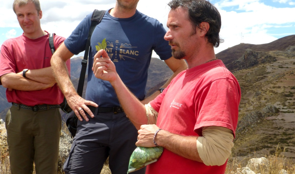 Guide Marcus opfert Kokablätter für eine sichere Tour