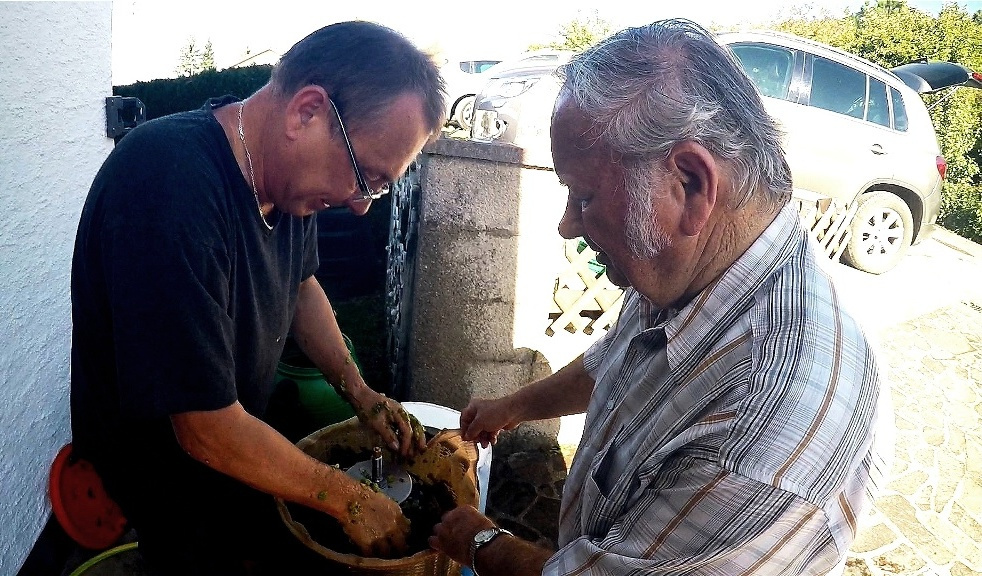 Der Presskuchen wird aufgelockert !
