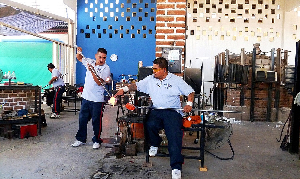 Glas mit verschiedenen Farben wird gereicht