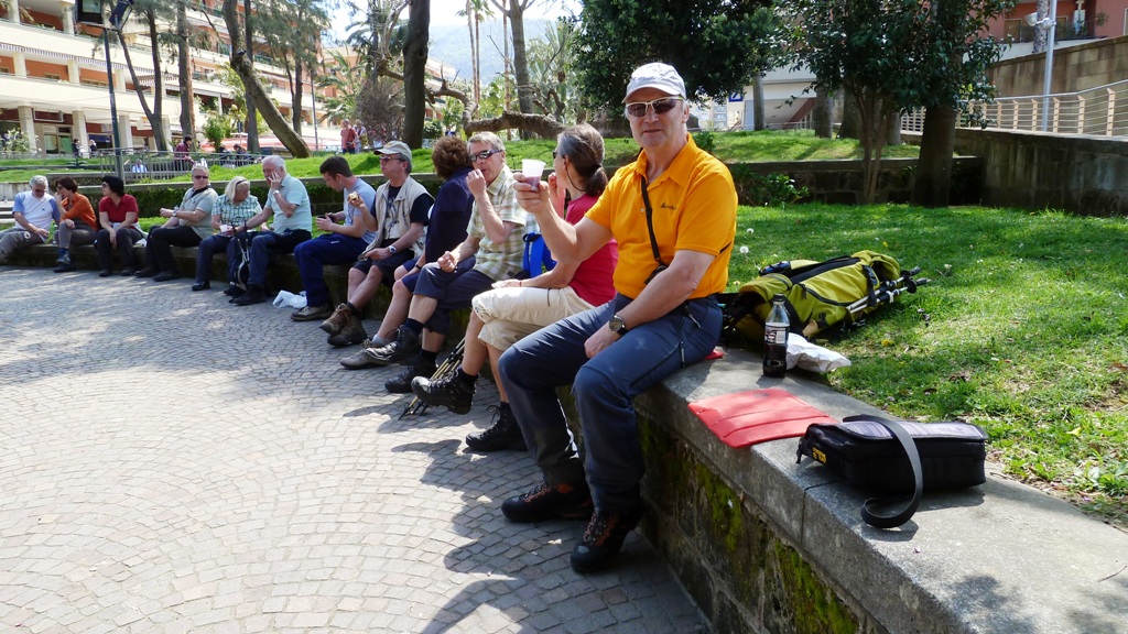 Ein Becher "Vino Rosso" darf nicht fehlen !