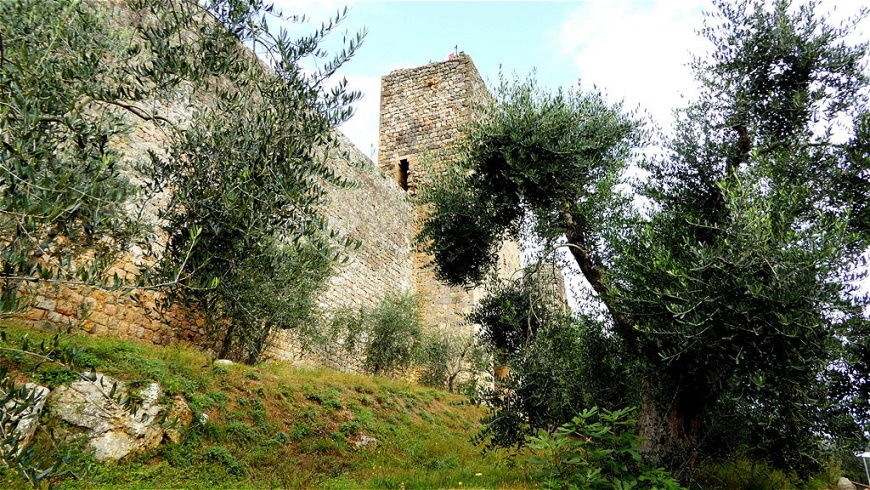 Monteriggioni - der Ort liegt auf dem Berg Monte Ala in der Gebirgskette Montagnola Senese an der Via Francigena