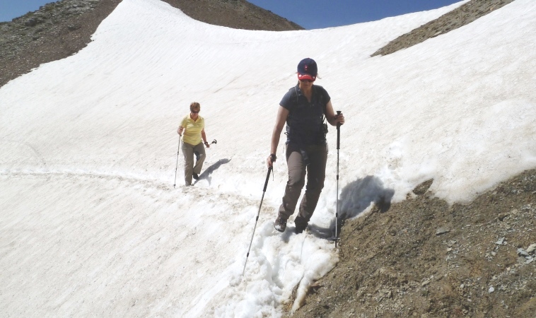 Konzentration ist beim Queren steiler Schneefeldern angesagt !