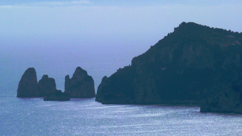 Die Faraglioni und der Monte Tiberio - Wahrzeichen Capris