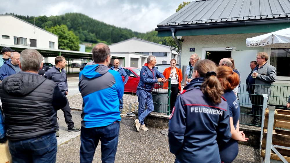 Vor der Stockschützenhalle mit Bürgermeister Erich Rippl