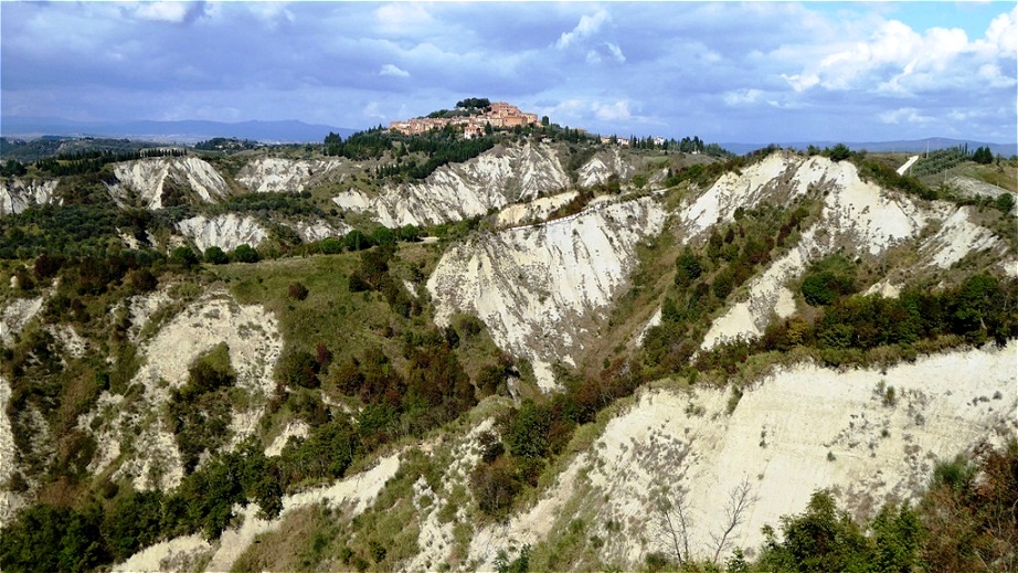 Der Ort Chiusure liegt über einer gigantischen "Balze"
Sie ist eine Erosionsform des Wassers im Lehmboden und typisch für die Crete Senesi