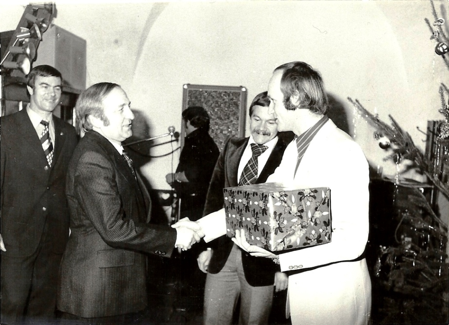 Weihnachtsfeier Dez.1977 - Bescherung durch Obmann Untner