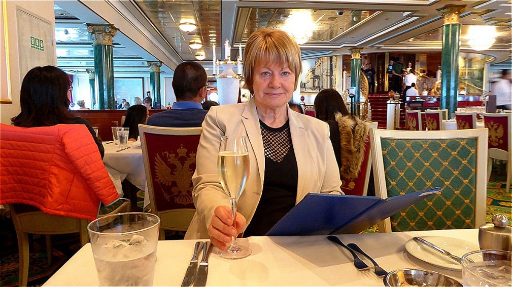 Ein Glas Sekt hilft beim Studium der Speisekarte !