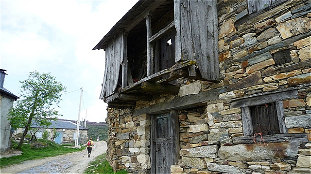 Uralte Gebäude. Der Ort war lange verlassen und wegen seiner wilden Hunde bei den Wanderern wenig beliebt