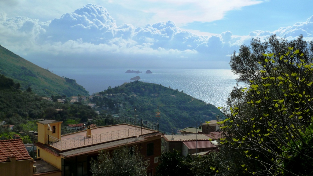 In der Ferne "Li Galli"
Li Galli oder Sirenusen ist der Name dieser Inselgruppe vor der Amalfiküste