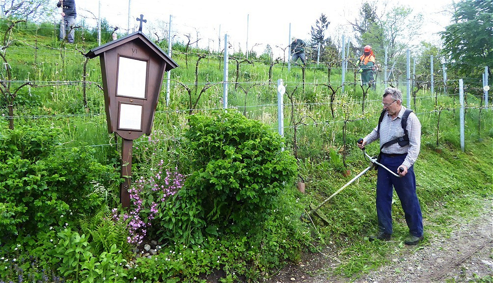 Ausmähen der Kreuzwegstation