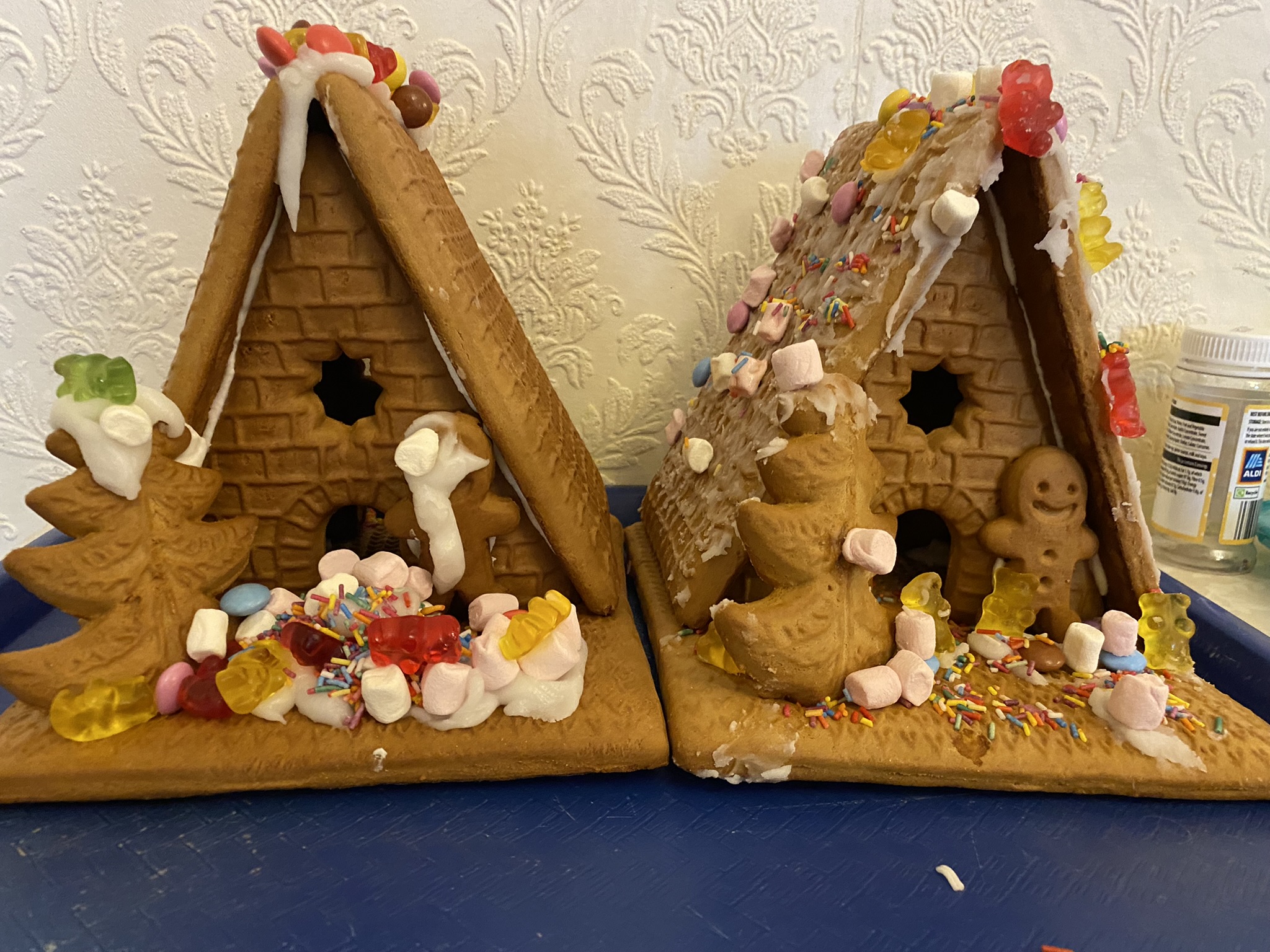 Decorating Gingerbread Houses