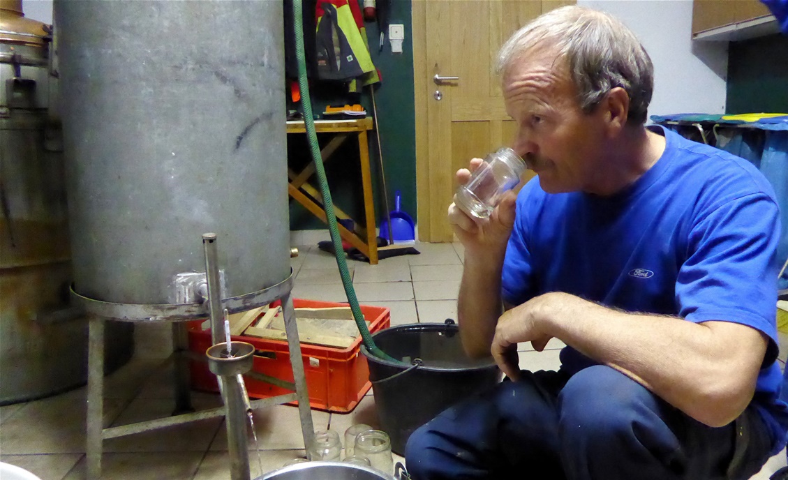 Rupert Hettegger beim Grappa-Brennen