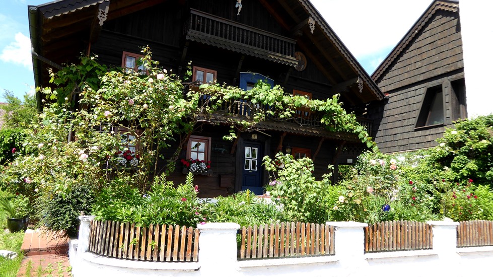 Geflegtes altes Holzhaus