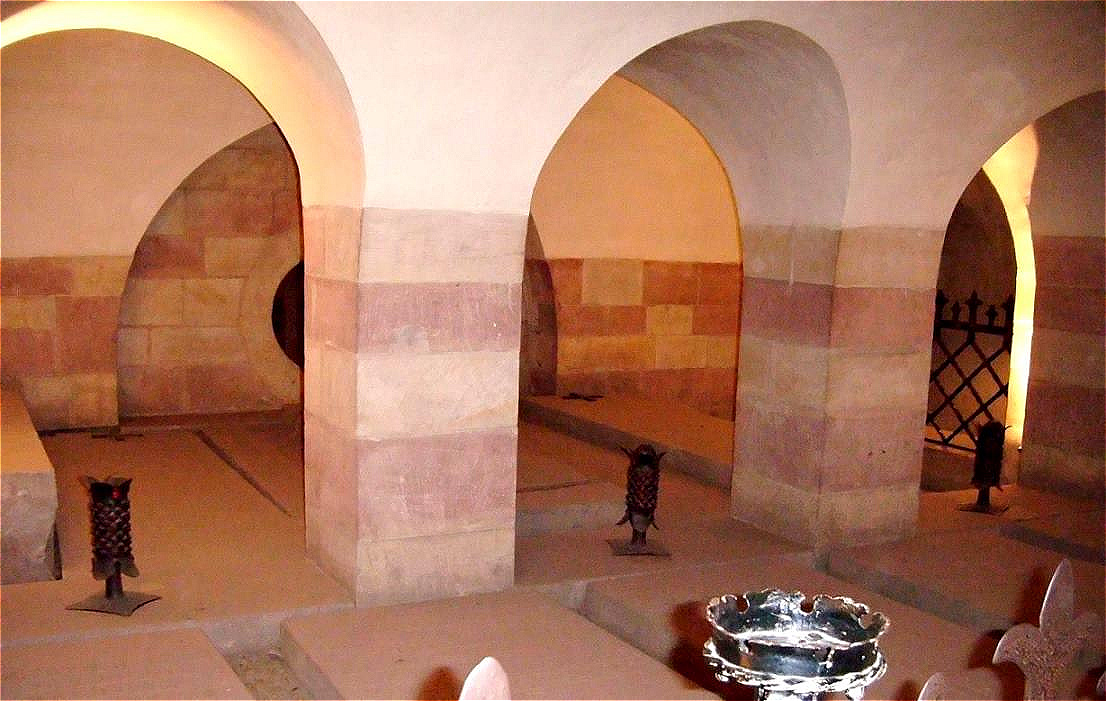 Speyerer Dom - Die Krypta – bis heute unverändert erhalten geblieben. Sie ist Grablege von acht deutschen Kaisern und Königen, vier Königinnen und einer Reihe von Bischöfen. 
