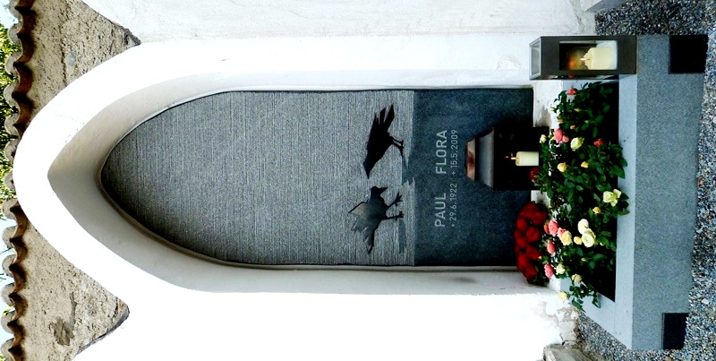 Grab am Friedhof von Glurns - auf eigenen Wunsch wurde Paul Flora auf dem Friedhof seiner Geburtsgemeinde an der Kirche St. Pankratius begraben