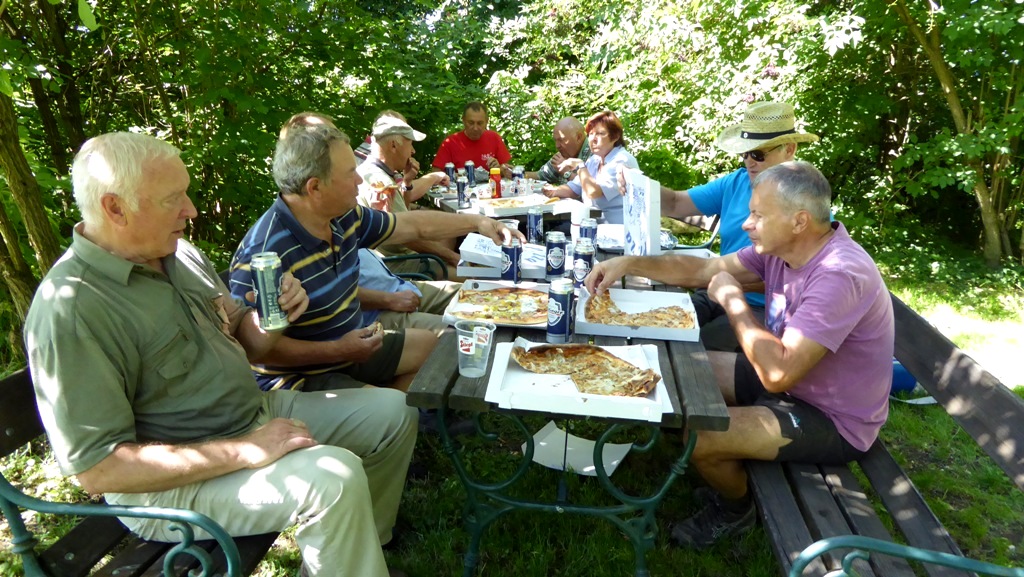 Alle genießen ihre Pizza im Schatten der hohen Bäume !