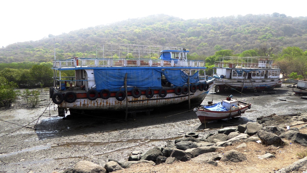 Ebbe - Boote liegen auf trockenem Grund
