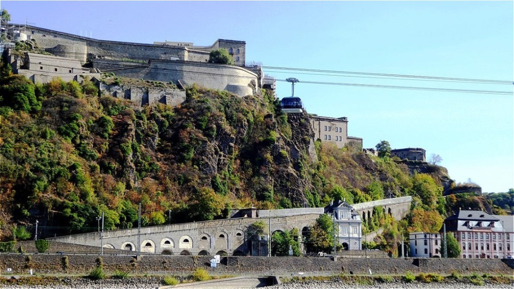Eine Seilbahnführt über den Rhein hinauf zur Festung Ehrenbreitstein
