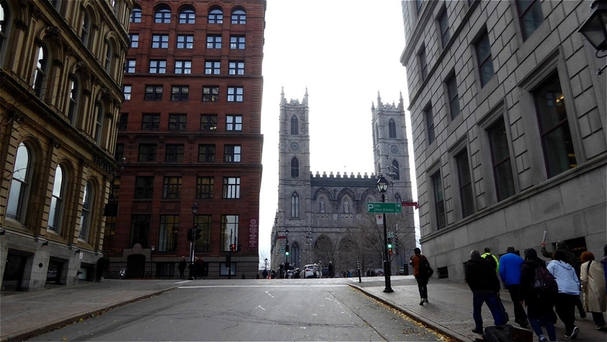 Vor uns die Kathedrale