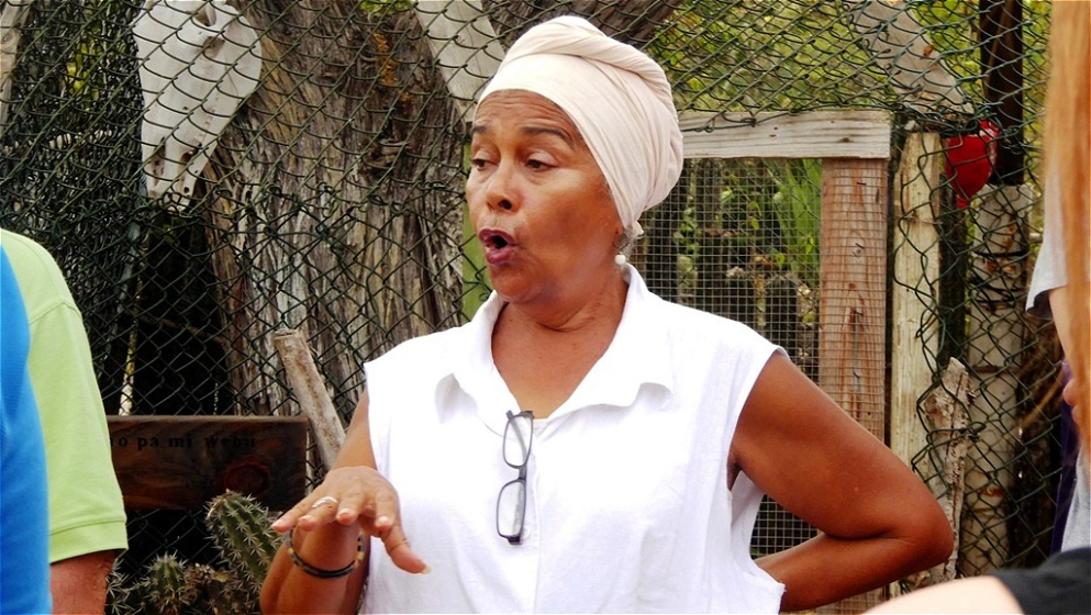 Die einheimische Museumsleiterin erzählt uns Geschichten aus der Zeit der Sklaverei