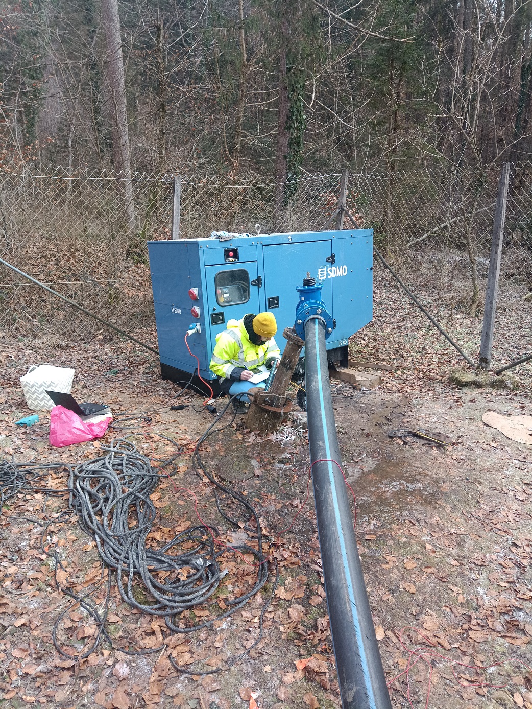 Črpalni in nalivalni poskusi na globoki geotermalni vrtini