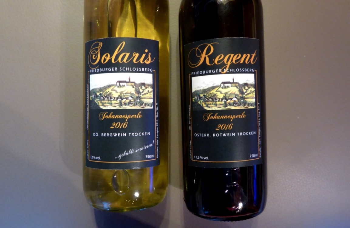 "Johannesperle" Solaris weiß mit 12% vol und "Johannesperle" Regent rot mit 11,5% vol
