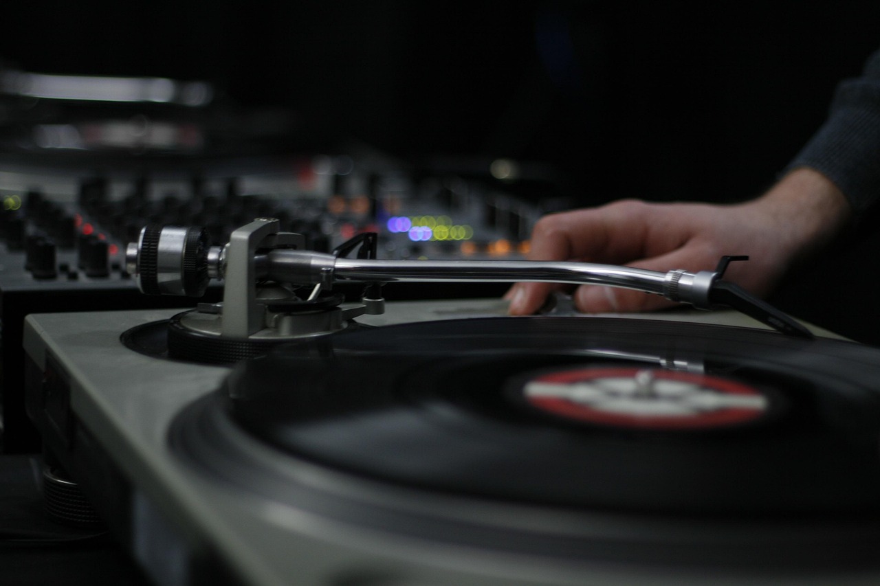 https://0501.nccdn.net/4_2/000/000/048/651/deejay-1839788_1280.jpg