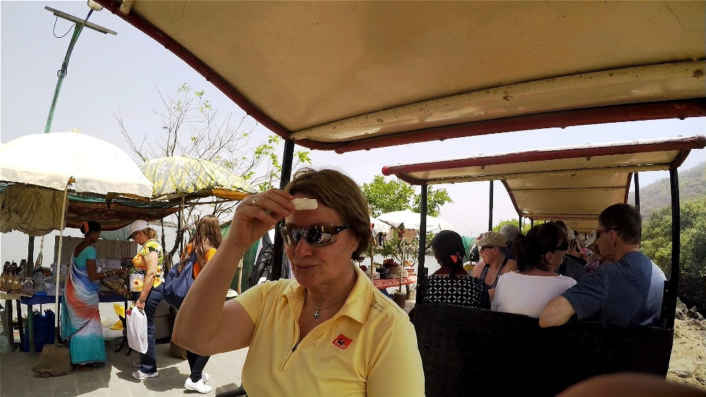 Zurück geht es im Zug - es ist sehr schwül !