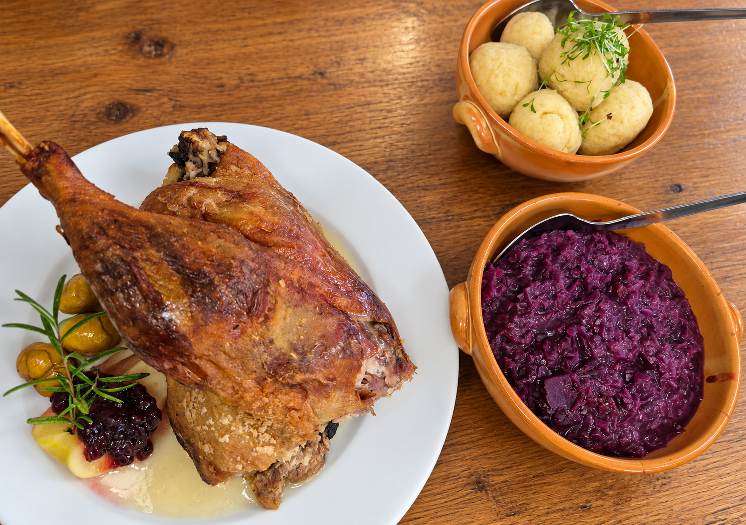 Unsere gefüllte Gans mit Rotkraut und Knödeln, in der Hopferl-Küche angerichtet