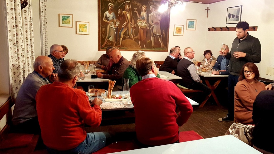 Alle lauschen den Ausführungen des Winzers