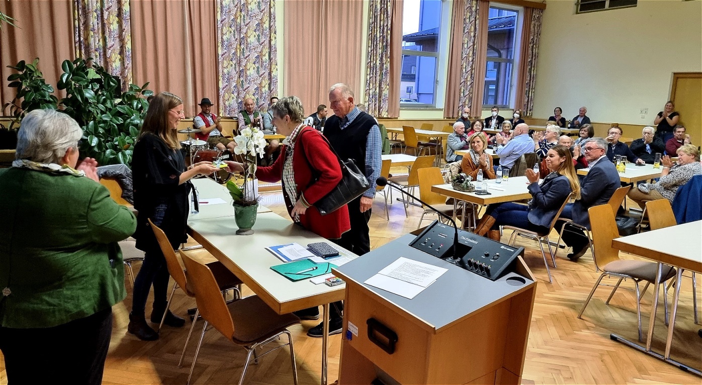 Sie war auch maßgeblich an der Realisierung des Filmes über das Leben der Glasmacher in Schneegattern beteiligt !