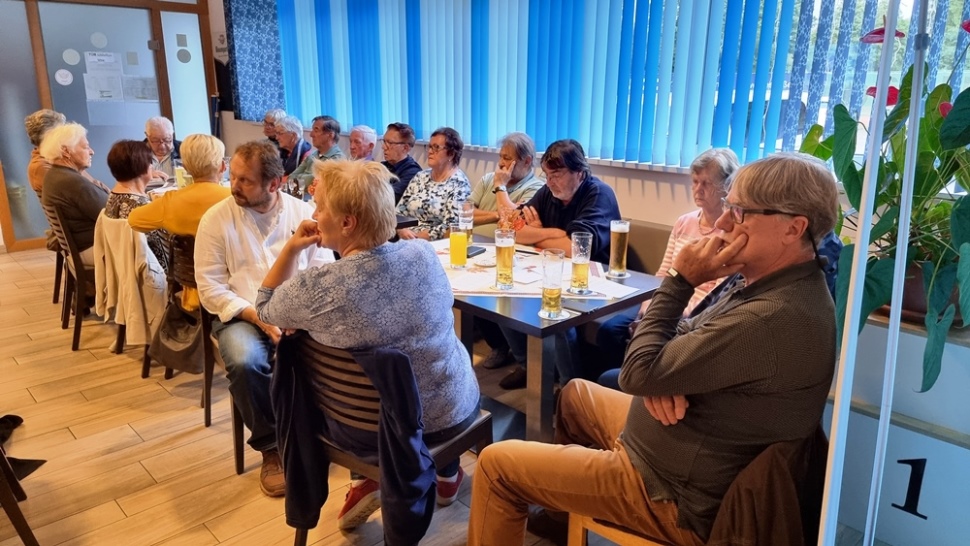 Die Anwesenden folgen den Berichten