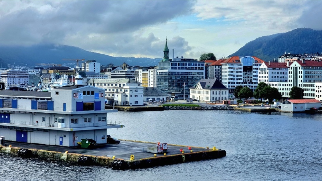 Die MS Hamburg näherts sich dem Liegeplatz