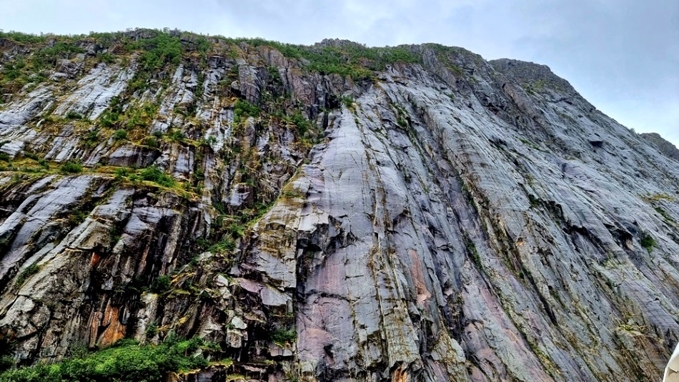 Glatte Felswände ragen fast senkrecht aus dem Wasser