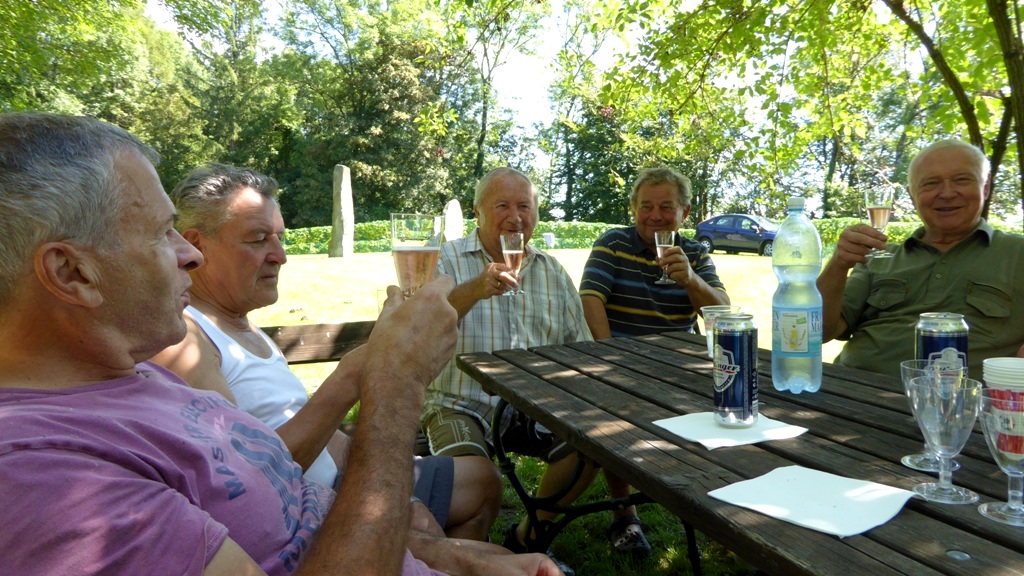 "Zum Wohl" auf uns und unseren Weingarten !