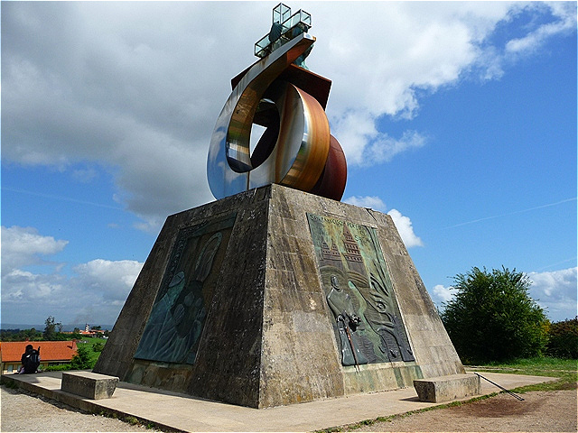"Monte do Gozo" - Montxoi (galizisch). Das moderne Denkmal auf dem Monte do Gozo erinnert an den Besuch von Johannes Paul II. im Jahr 1982.