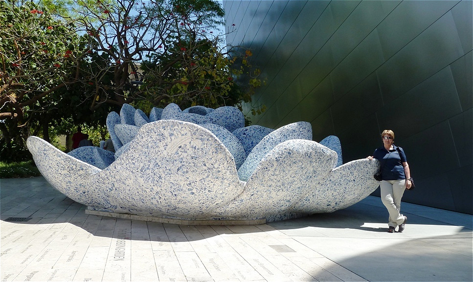 Am Brunnen hinter der Disney Concert Hall