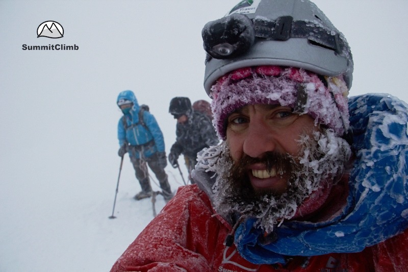 Guide Felix im Cotopaxi-Sturm. Die Kleidung wird in wenigen Minuten zum Eispanzer !