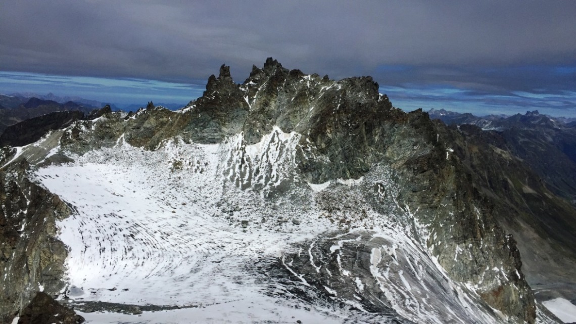 Im Aufstieg - Blick hinüber zu den Chalausköpfespitze
