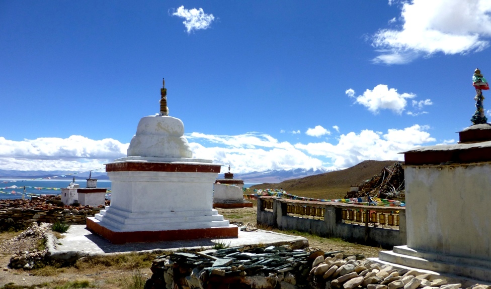 Stupas (mongolisch Chörten) im Klosterbezirk von Chiu Gompa
Seit dem frühen Buddhismus werden in einem Stupa Reliquien des Buddha und später von herausragenden Mönchen (Arhat) aufbewahrt