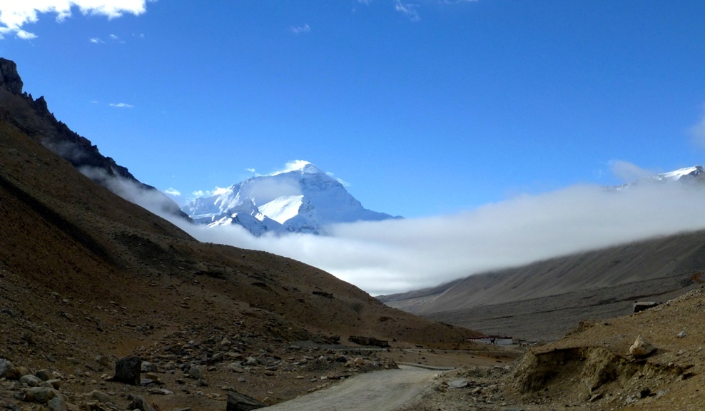 Der Mount Everest taucht auf
"Sagarmatha" auf Nepali