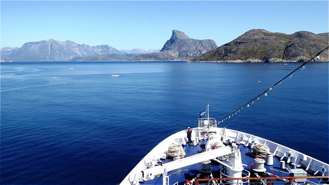 Wir laufen in die Bucht von Nanortalik ein