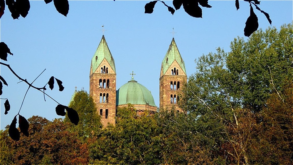 Erster Blick auf den Kaiser - und Mariendom zu Speyer, die größte erhaltene romanische Kirche der Welt