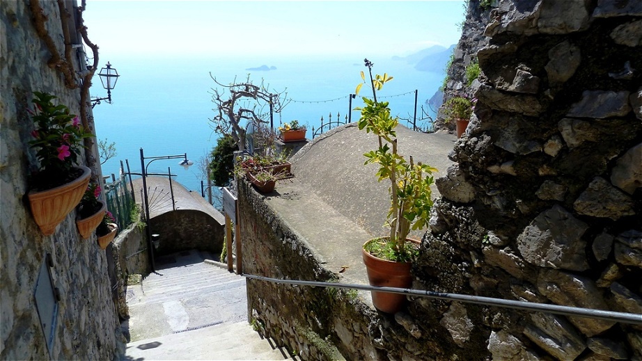 Stiegen führen steil auf- und abwärts