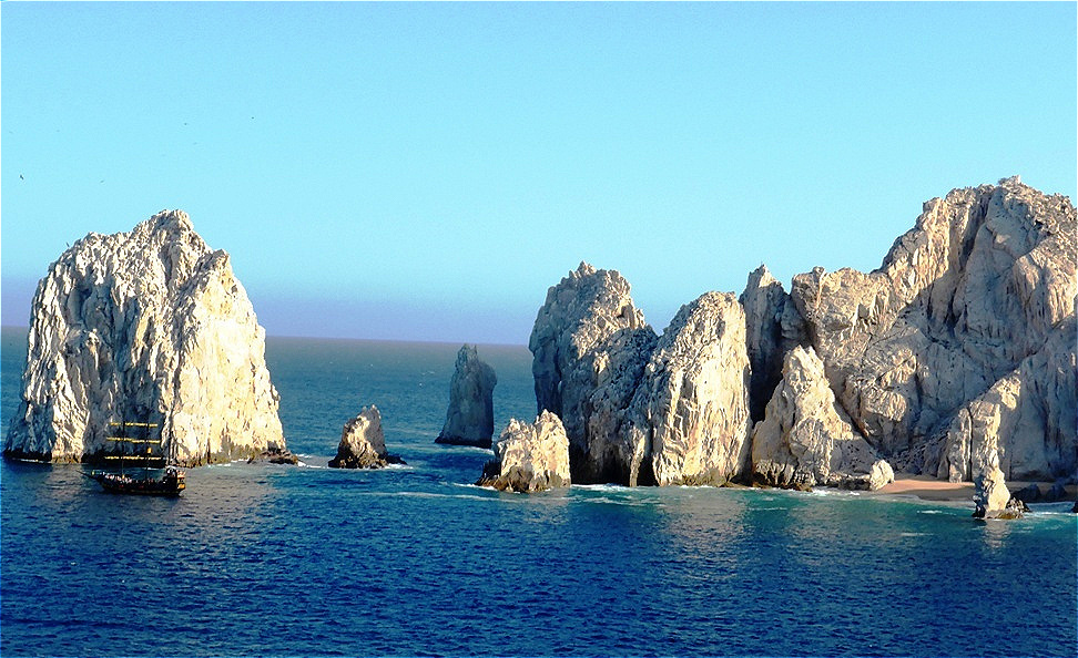 Wir nehmen wieder Fahrt auf - noch versteckt sich der Arco de Cabo San Lucas
Hier versinkt das Land im Pazifik.